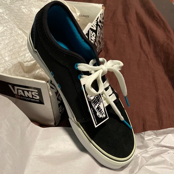 Women’s Vans Brand Laced Tennis Shoes.  NWT! - Picture 16 of 16